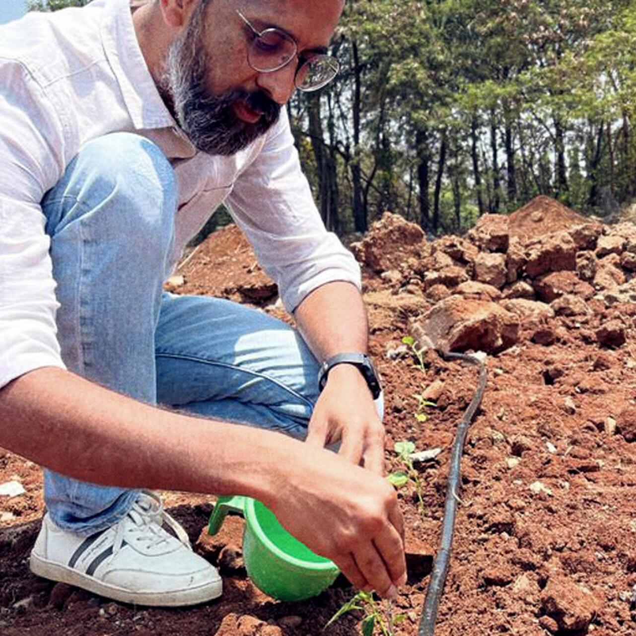 ZEISS employees planting saplings on earth day