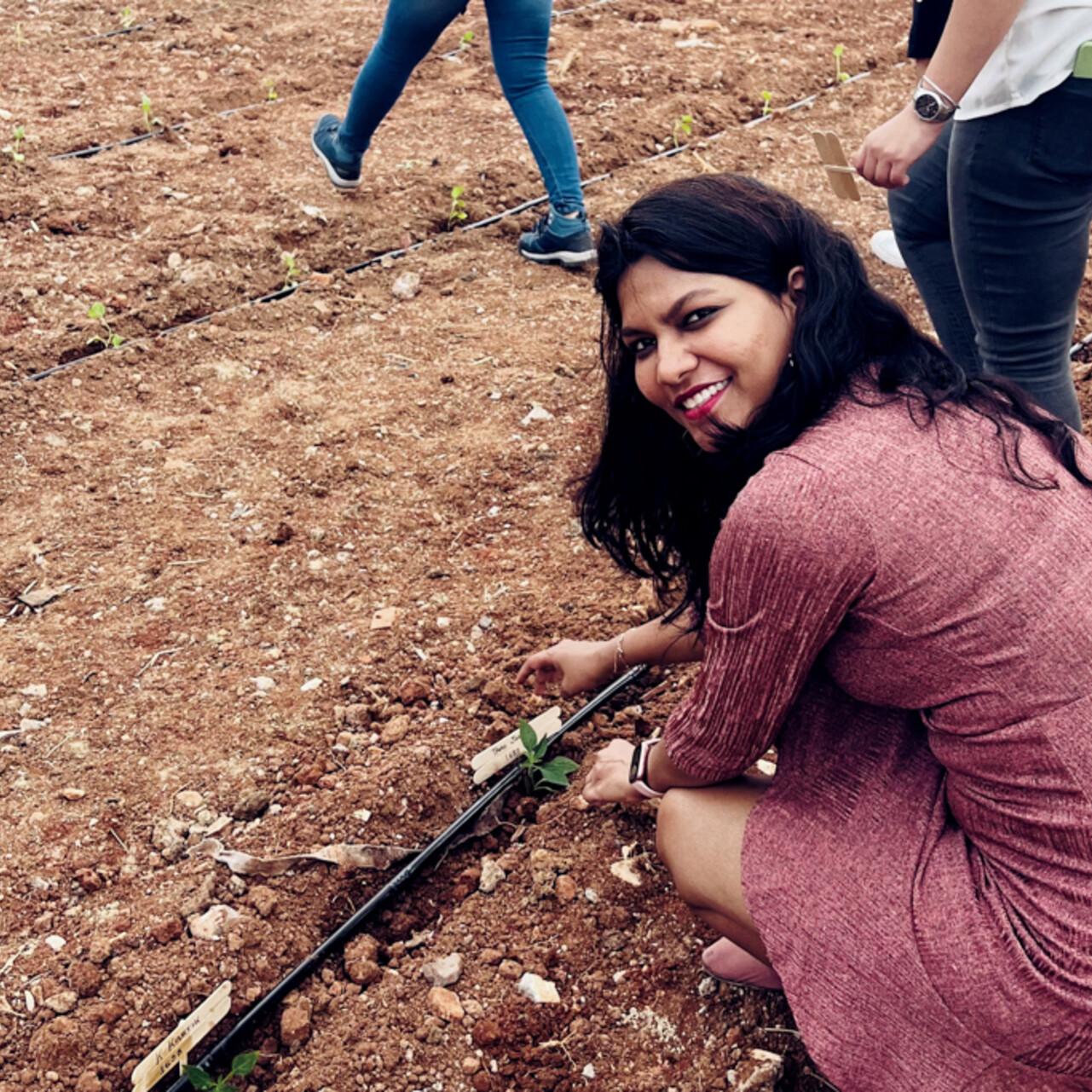 ZEISS employees planting saplings on earth day