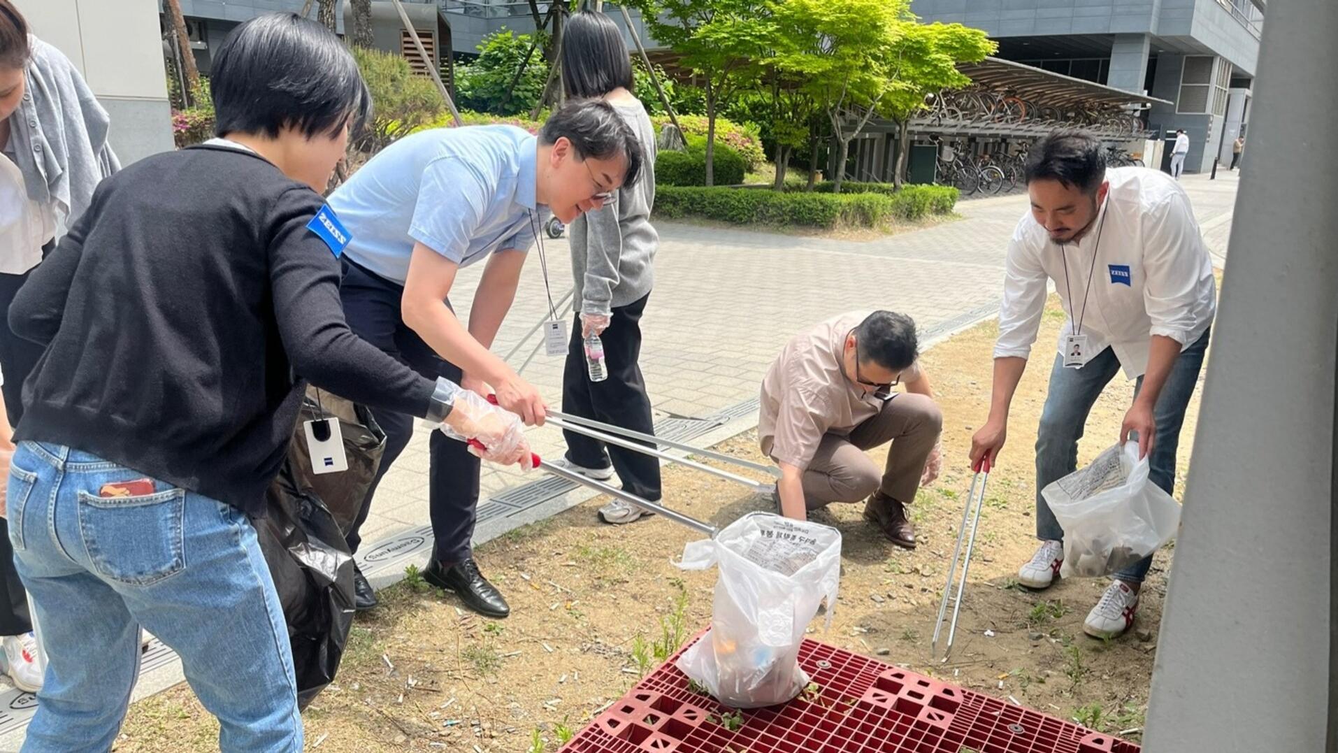 ZEISS employees in Korea picking up litter on earth day