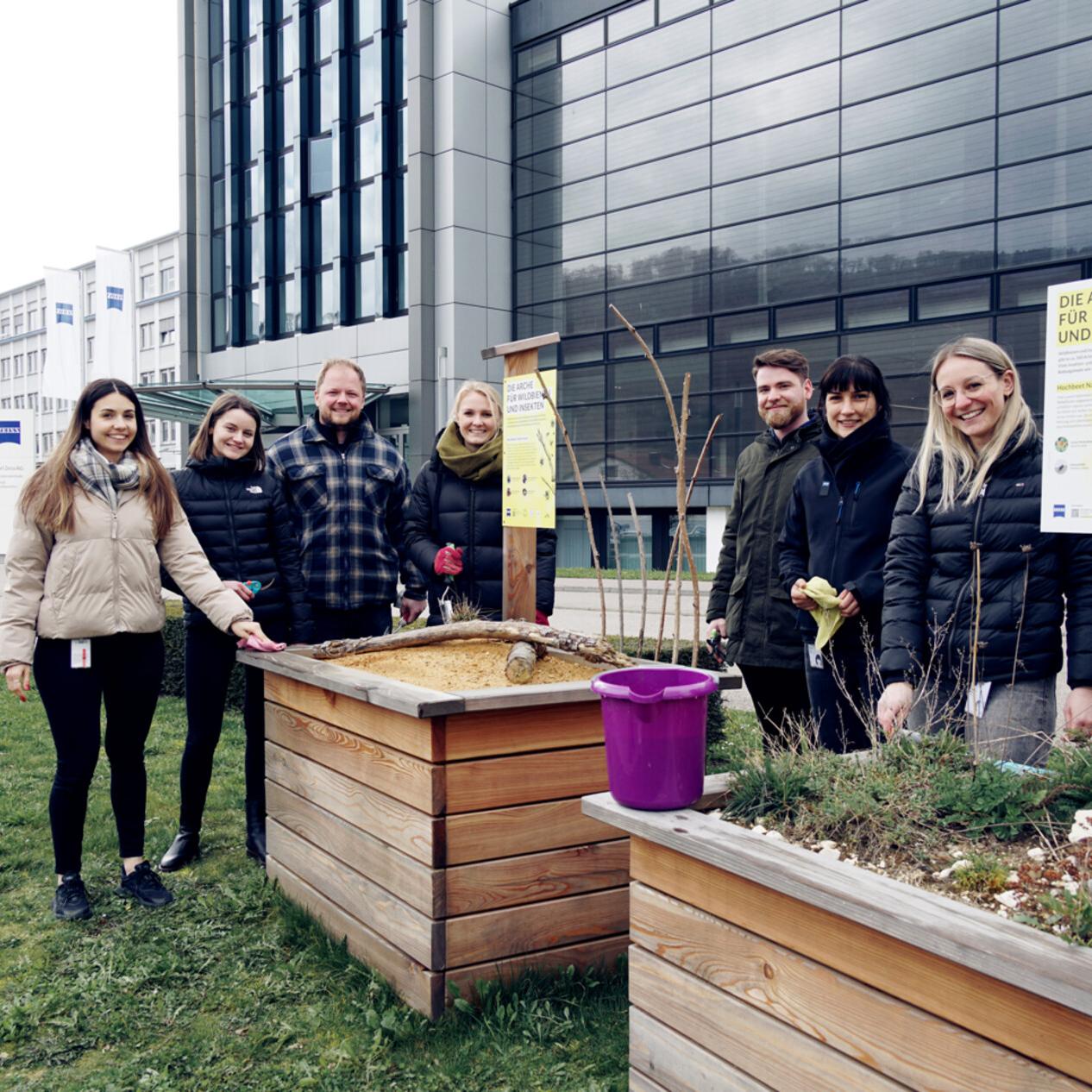 ZEISS employees picking up litter on earth day