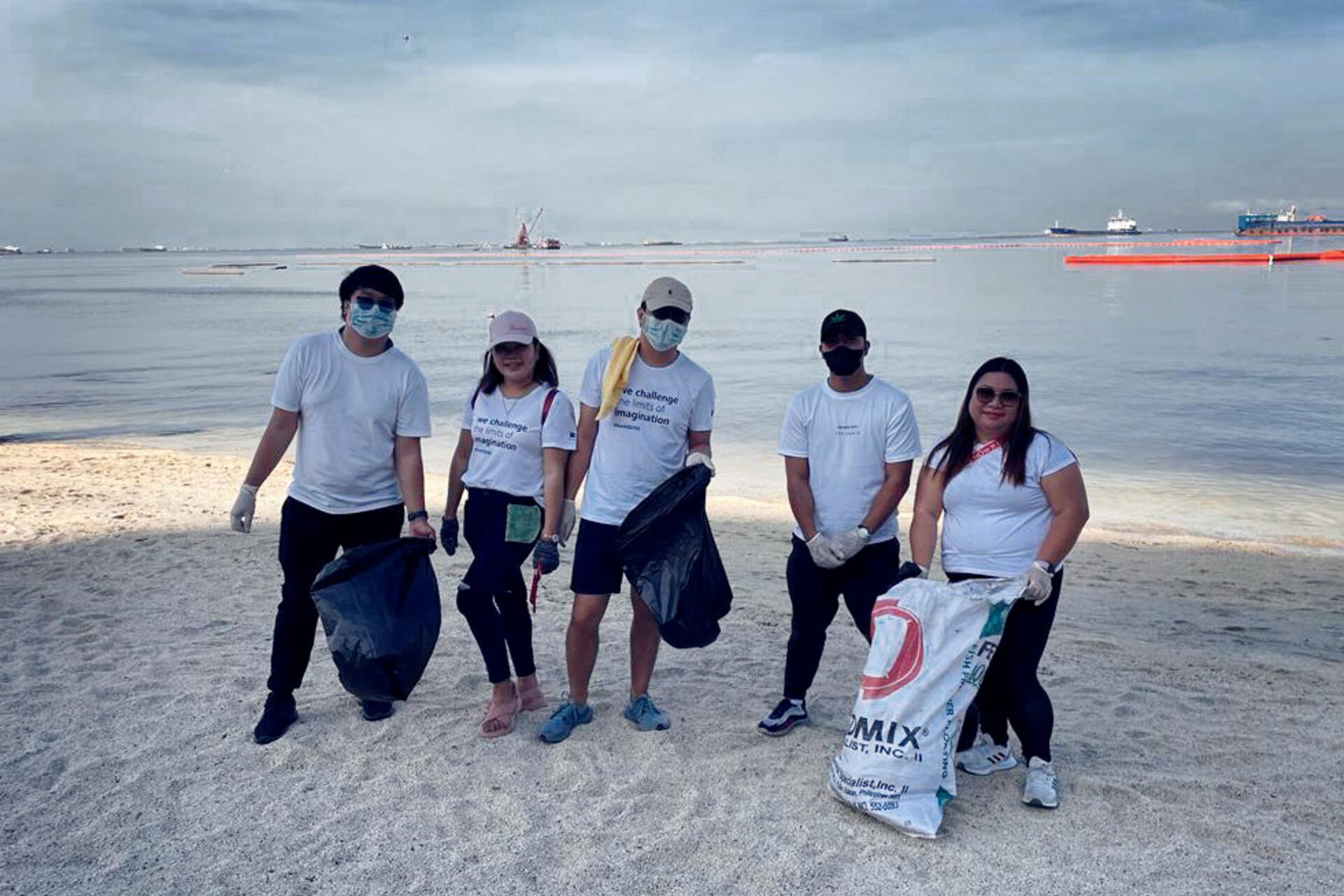 ZEISS employees in the Philippines picking up litter on earth day