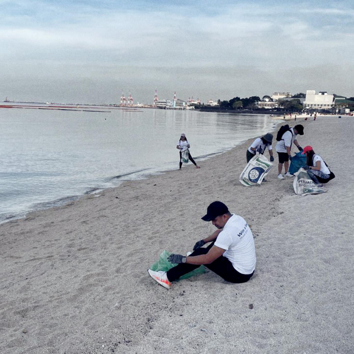 ZEISS employees in the Philippines picking up litter on earth day