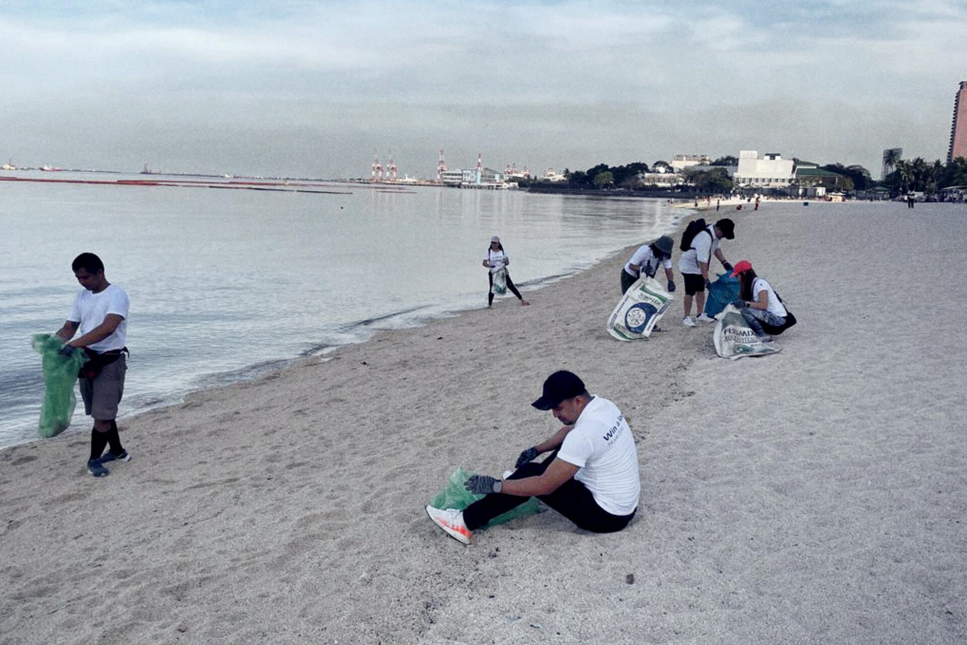 ZEISS employees in the Philippines picking up litter on earth day