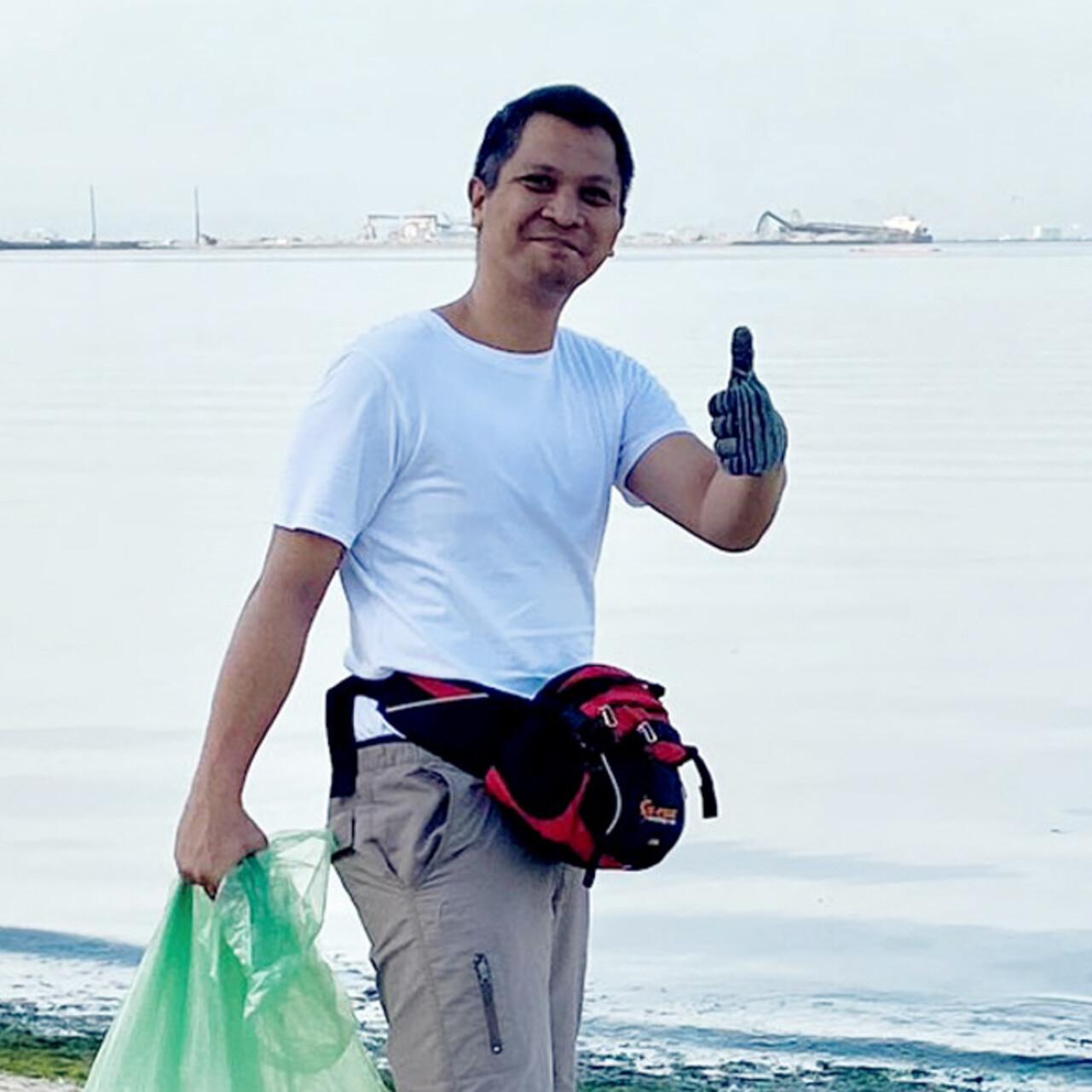 ZEISS employees in the Philippines picking up litter on earth day