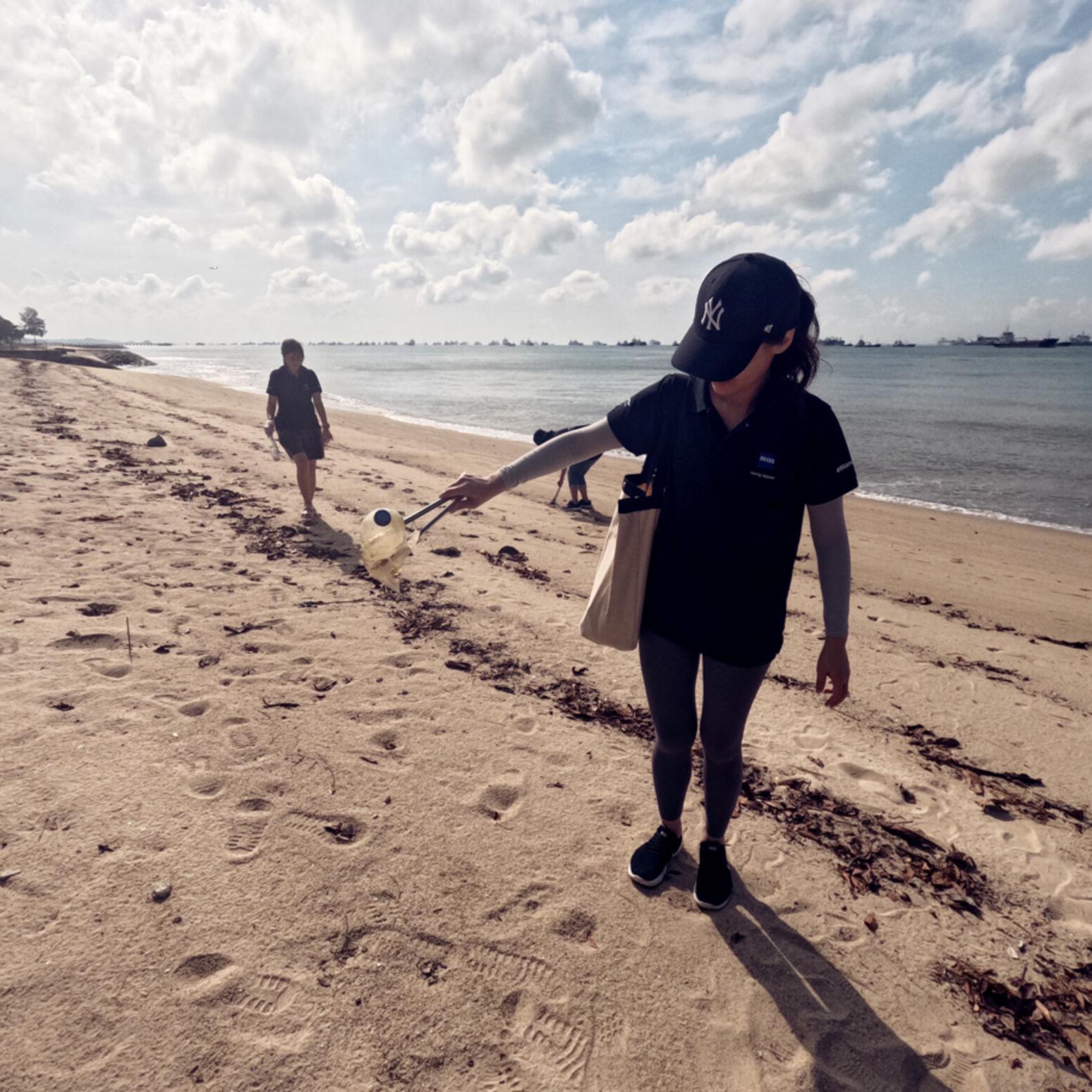 ZEISS employees in Singapore picking up litter on earth day