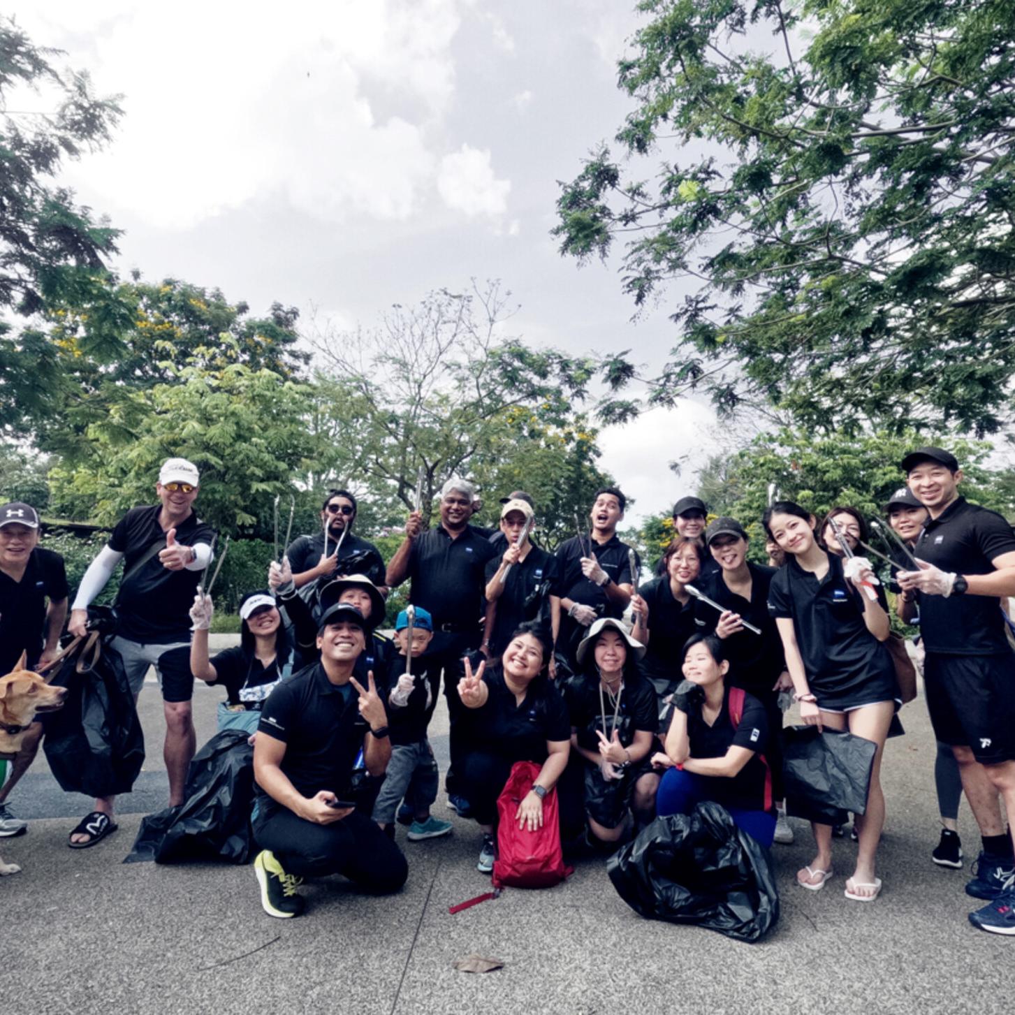 ZEISS employees in Singapore picking up litter on earth day