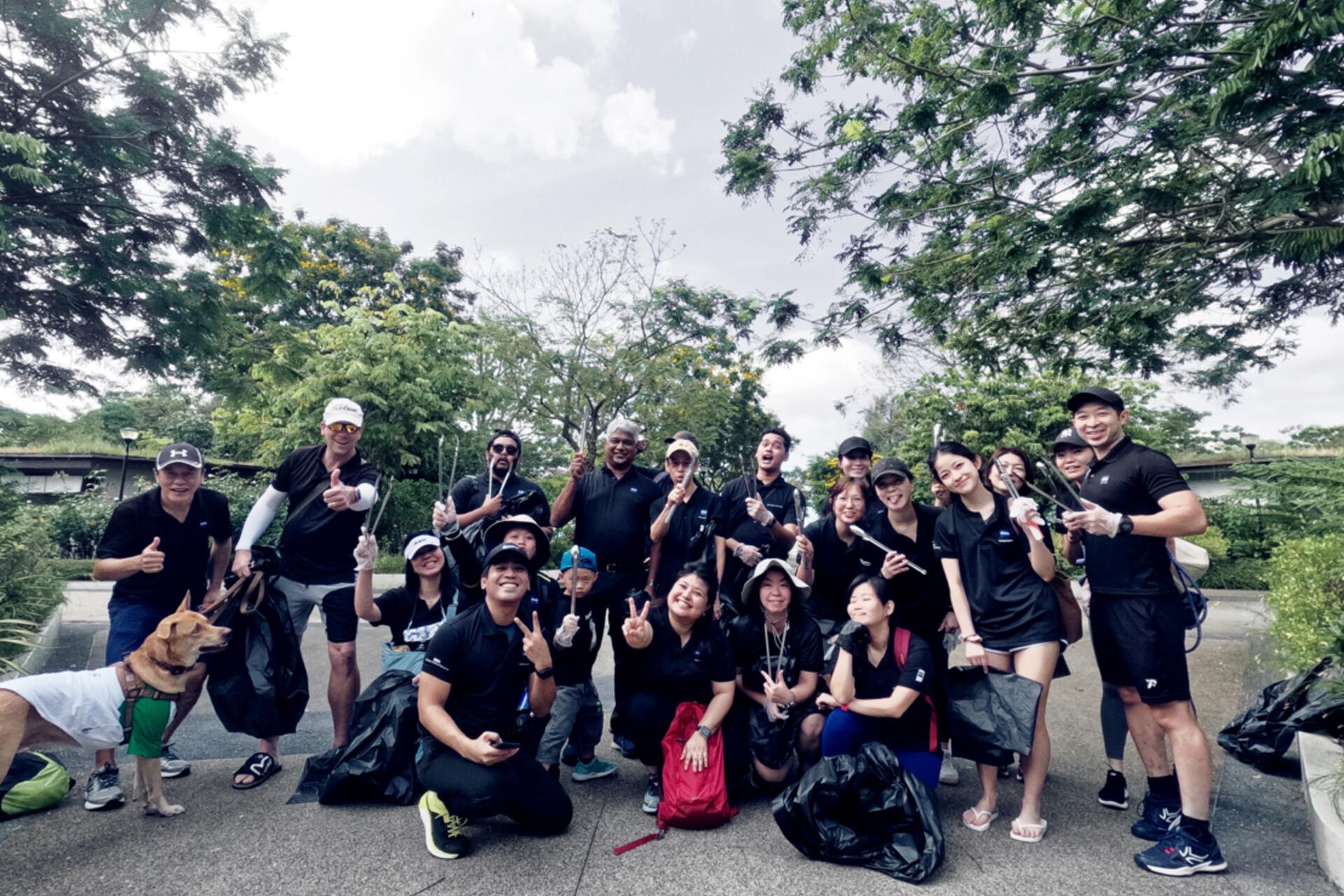 ZEISS employees in Singapore picking up litter on earth day