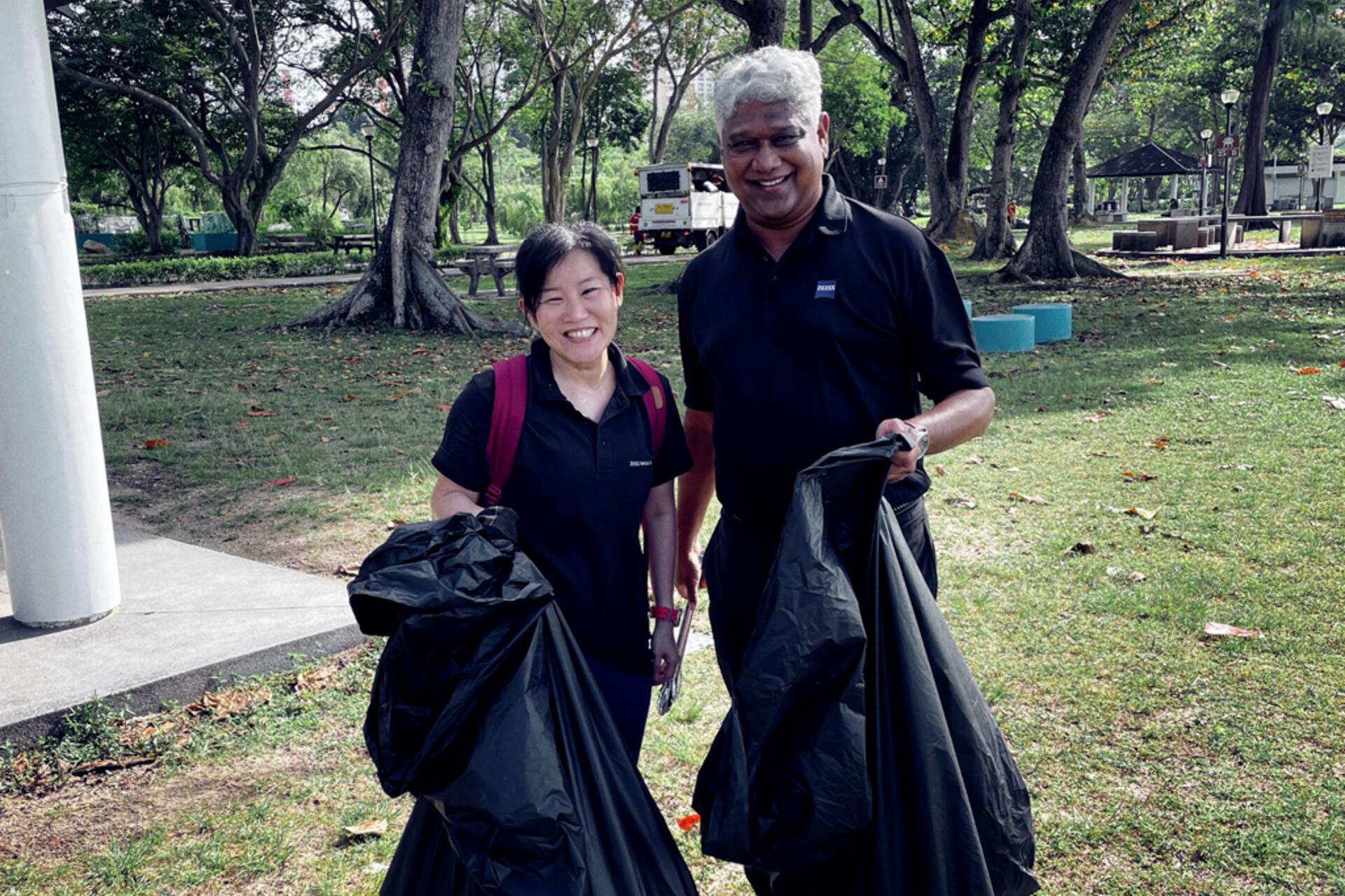 ZEISS employees in Singapore picking up litter on earth day