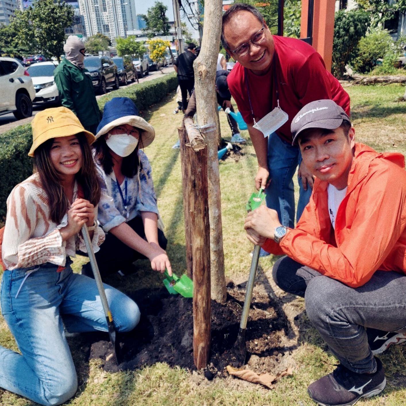 ZEISS employees in Thailand planting trees on earth day