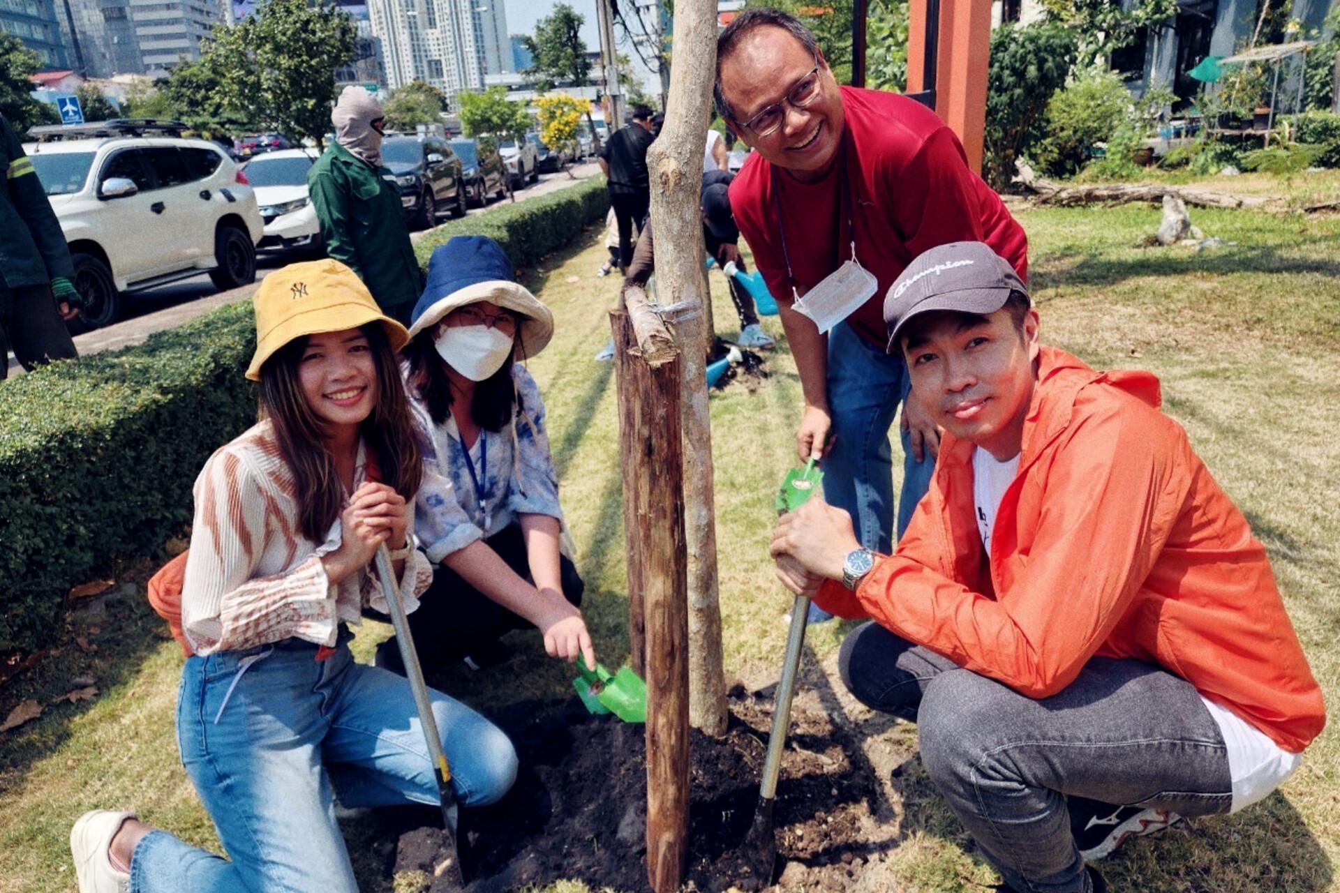 ZEISS employees in Thailand planting trees on earth day