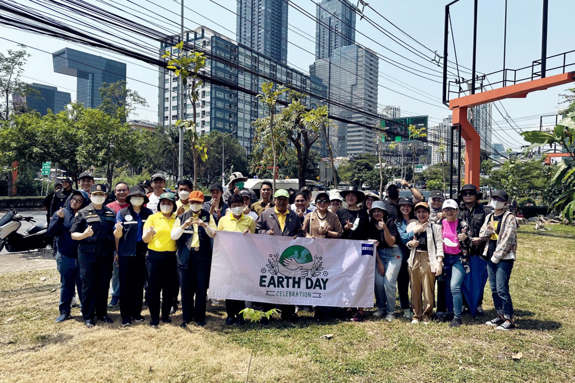 ZEISS employees in Thailand planting trees on earth day