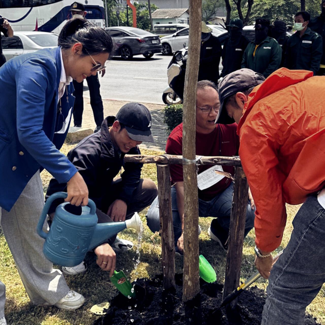 ZEISS employees in Thailand planting trees on earth day