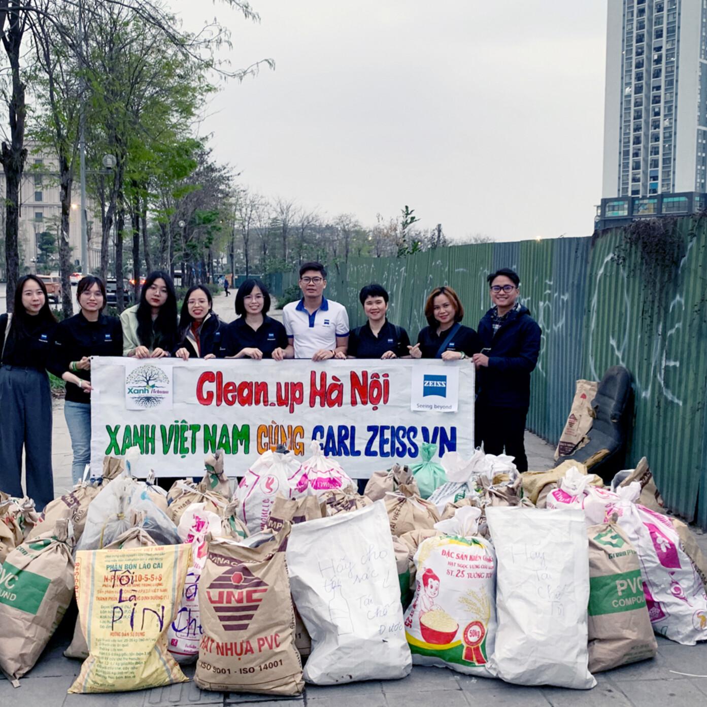 ZEISS employees in Vietnam (Ho Chi Minh & Hanoi) picking up litter on earth day