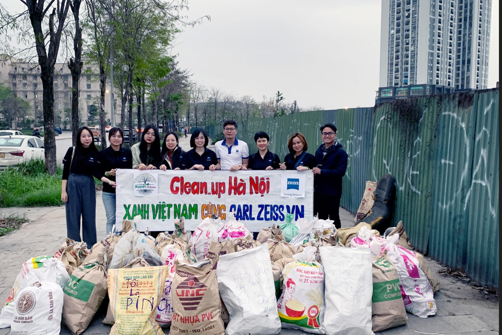 ZEISS employees in Vietnam (Ho Chi Minh & Hanoi) picking up litter on earth day