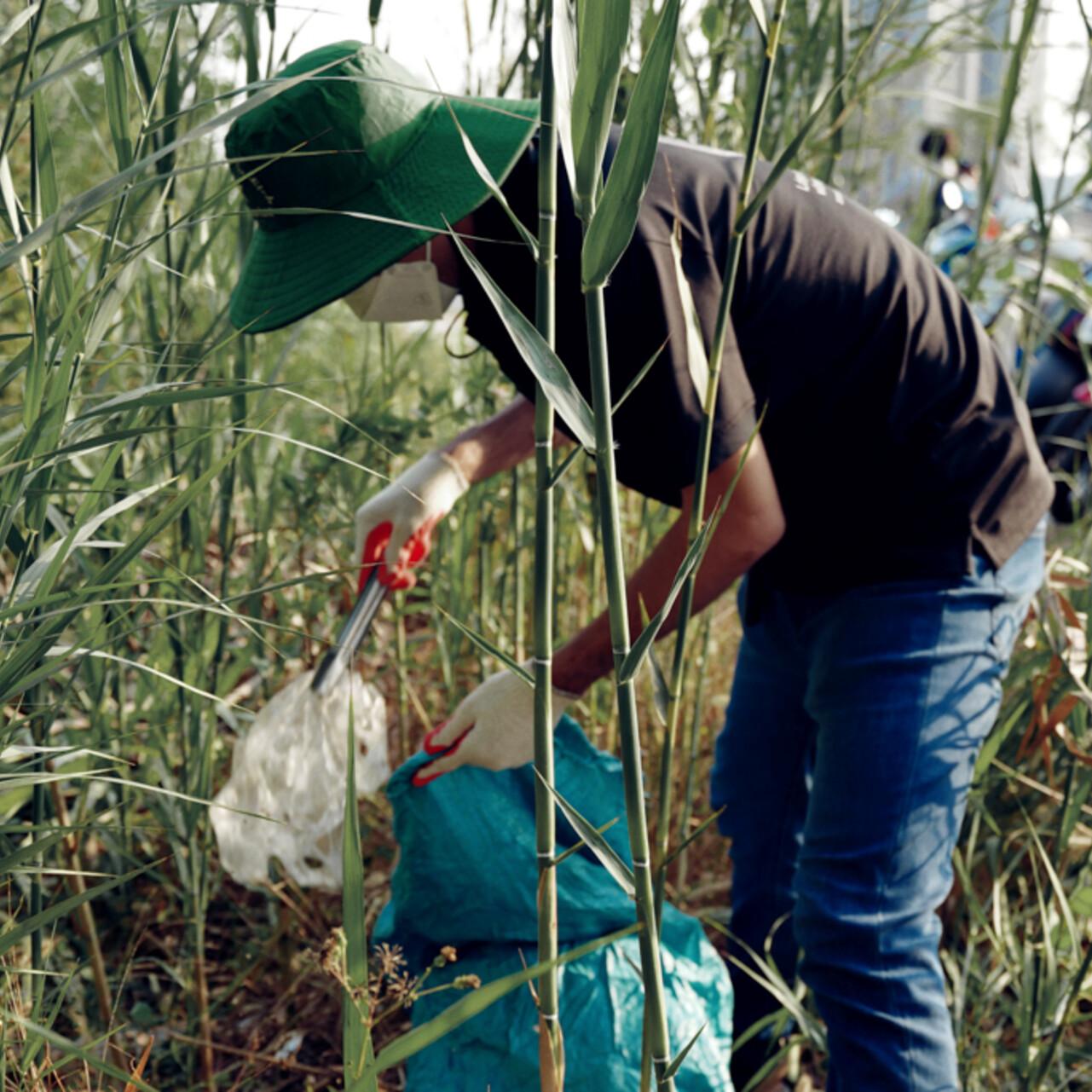 ZEISS employees in Vietnam (Ho Chi Minh & Hanoi) picking up litter on earth day