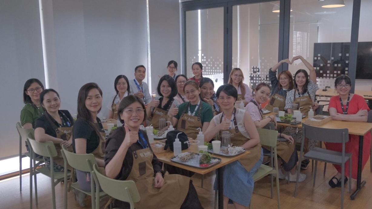 Employees of ZEISS Vietnam participating in a recycling workshop in Hanoi