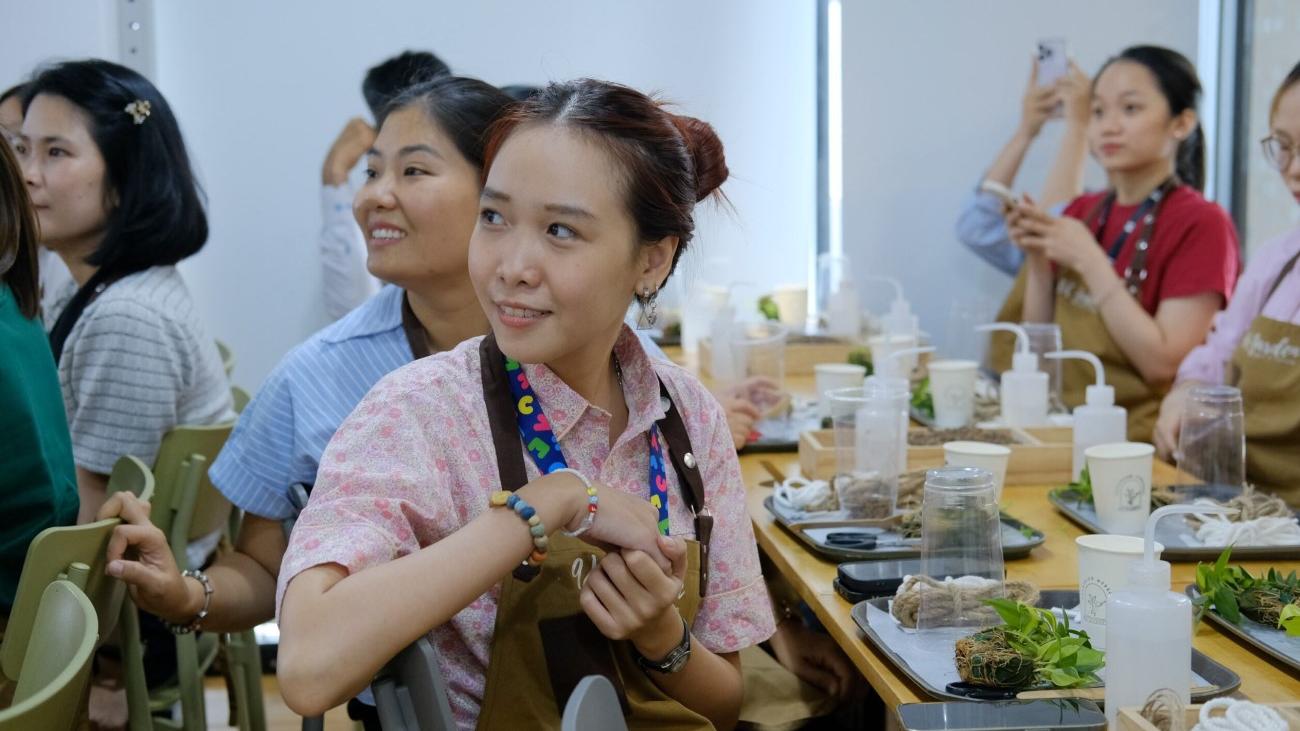 Employees of ZEISS Vietnam participating in a recycling workshop in Hanoi