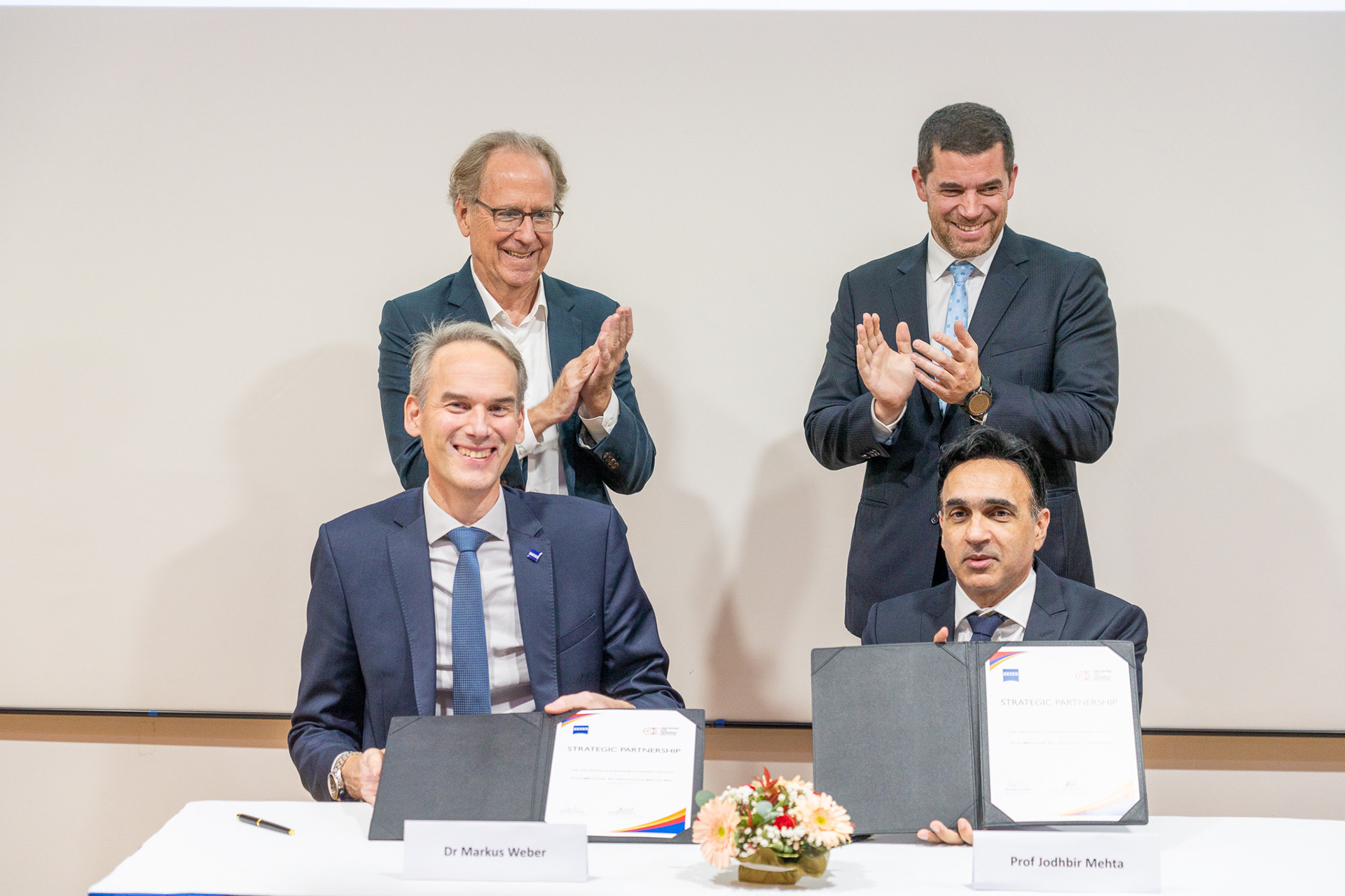 Dr Markus Weber and Prof Jodhbir Mehta at the signing ceremony of the strategic partnership between ZEISS and SERI