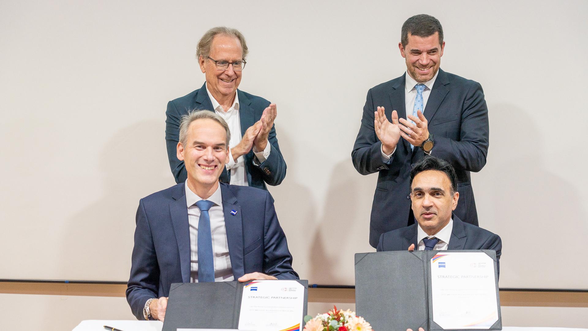 Dr Markus Weber and Prof Jodhbir Mehta at the signing ceremony of the strategic partnership between ZEISS and SERI