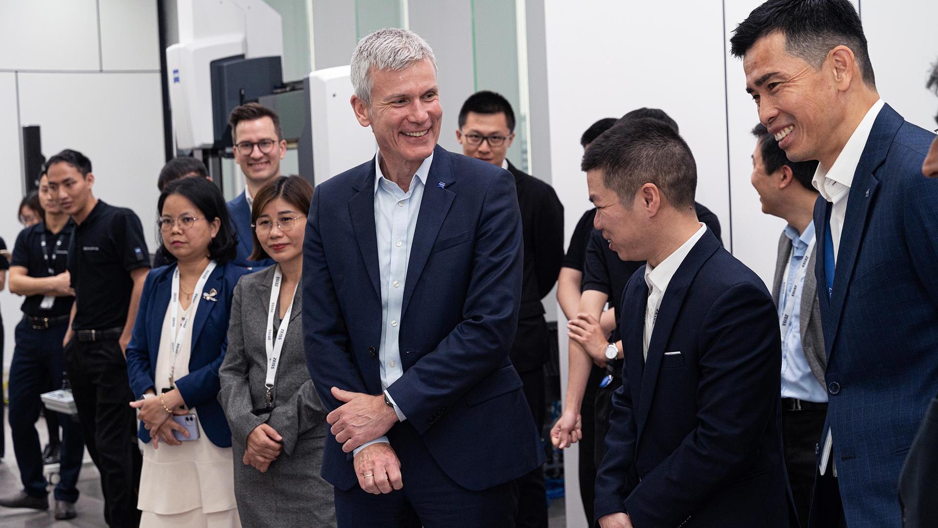 Andreas Pecher talks to employees at the opening