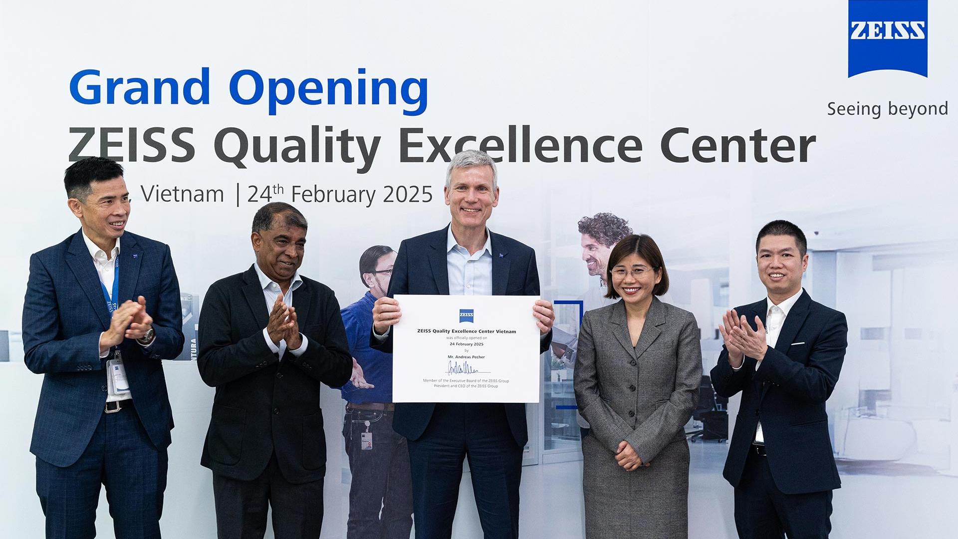 Designated President and CEO of the ZEISS Group, Mr. Andreas Pecher presents the signed CEO plaque.