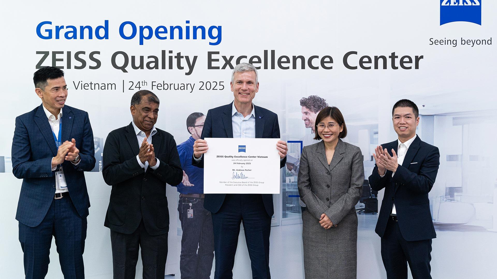 Designated President and CEO of the ZEISS Group, Mr. Andreas Pecher presents the signed CEO plaque.
