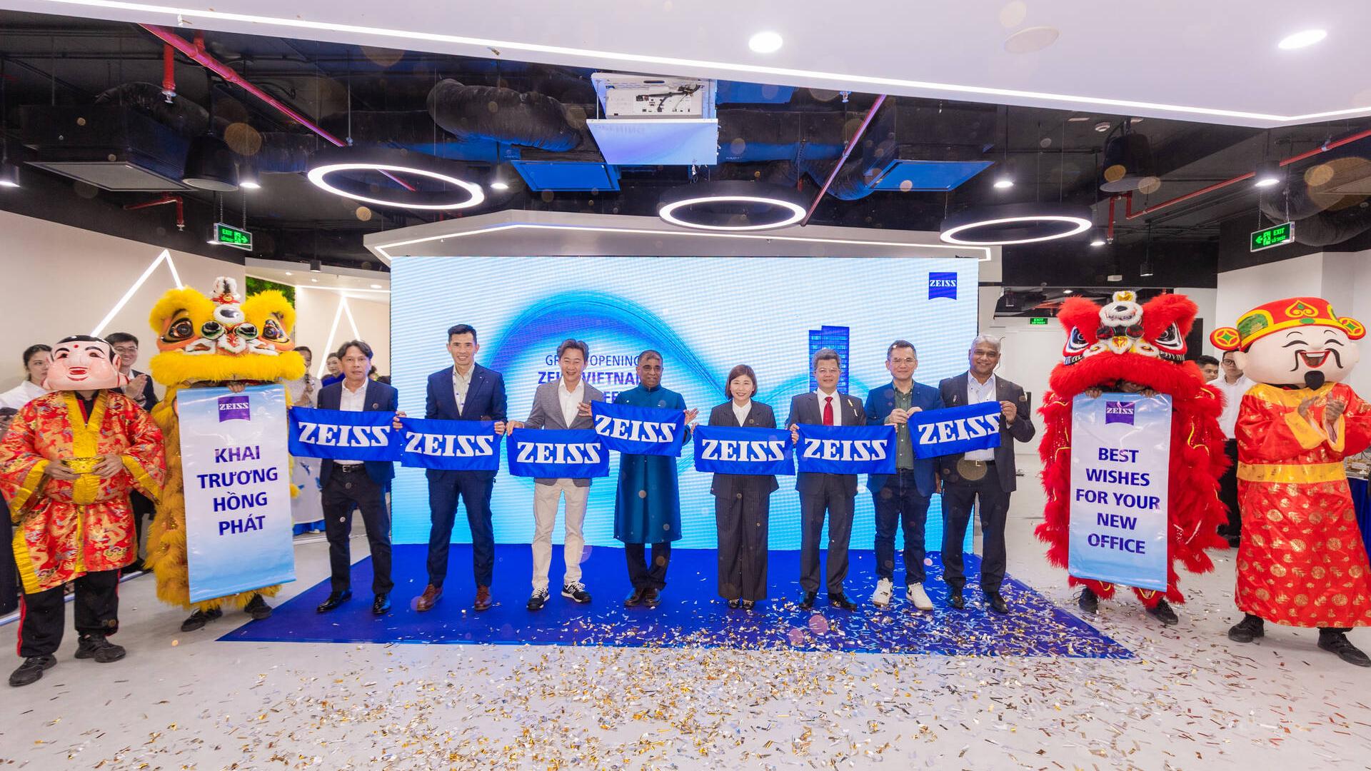 Employees of the ZEISS Vietnam head office attending the opening ceremony of the new office location.