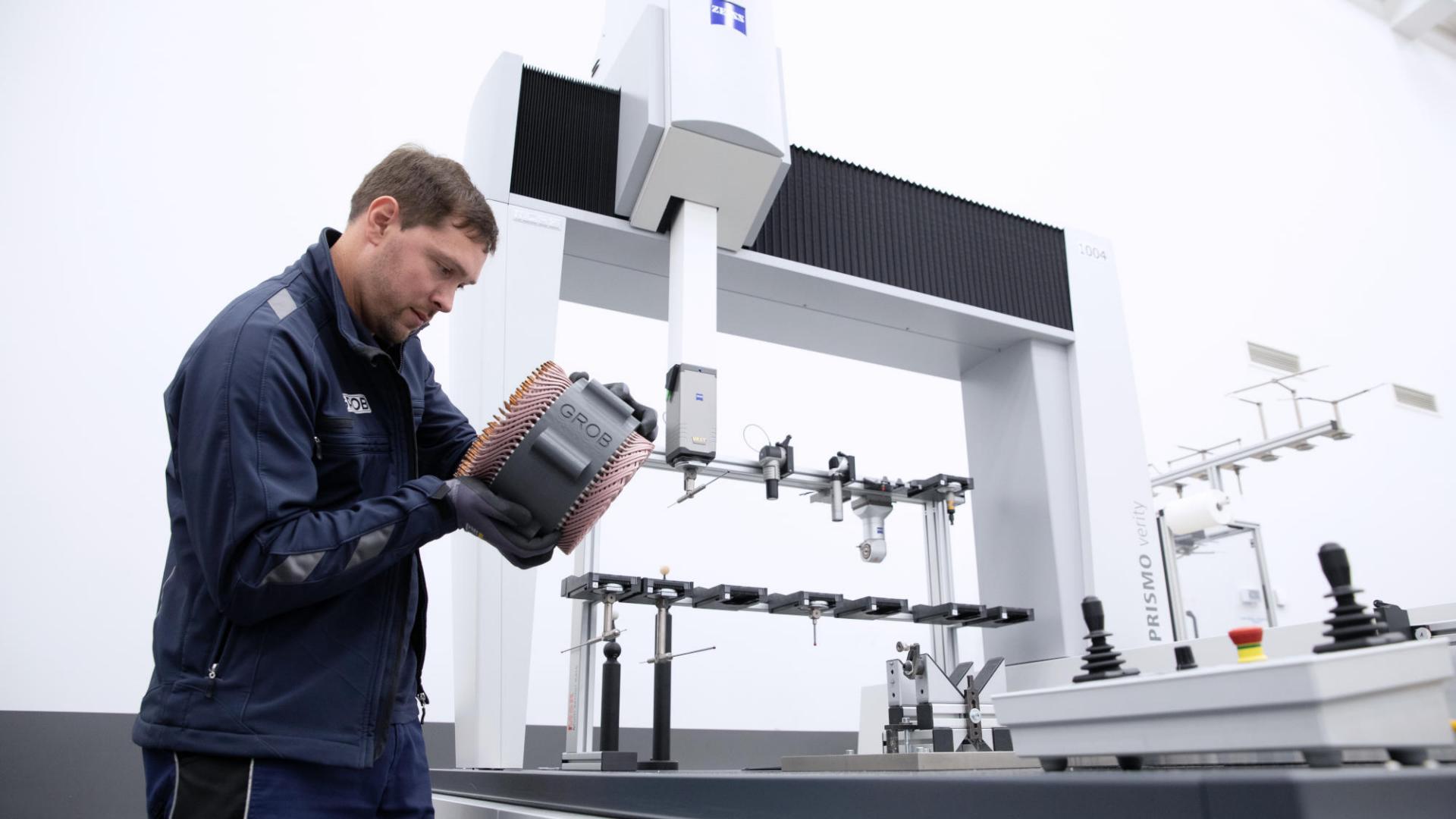 Tactile quality control on the ZEISS PRISMO verity.