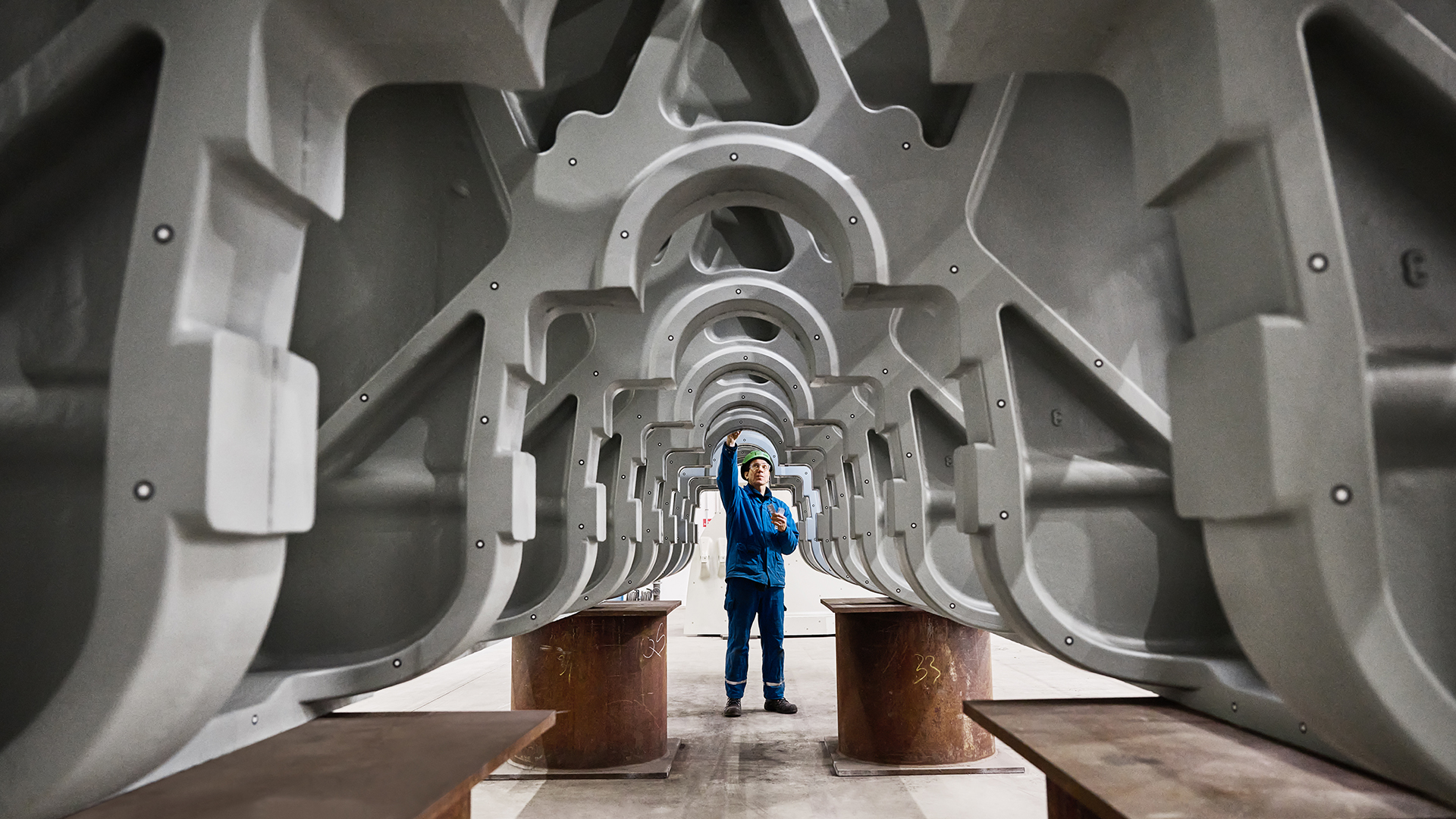Siempelkamp prepares cast part for inspection. 