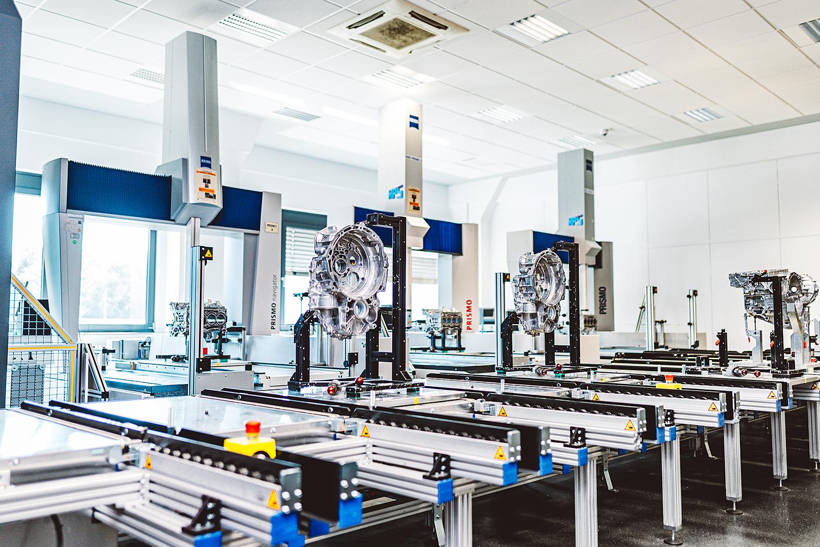 After optical measurement, the components are automatically distributed to one of the CMMs via the ZEISS Integration Series.