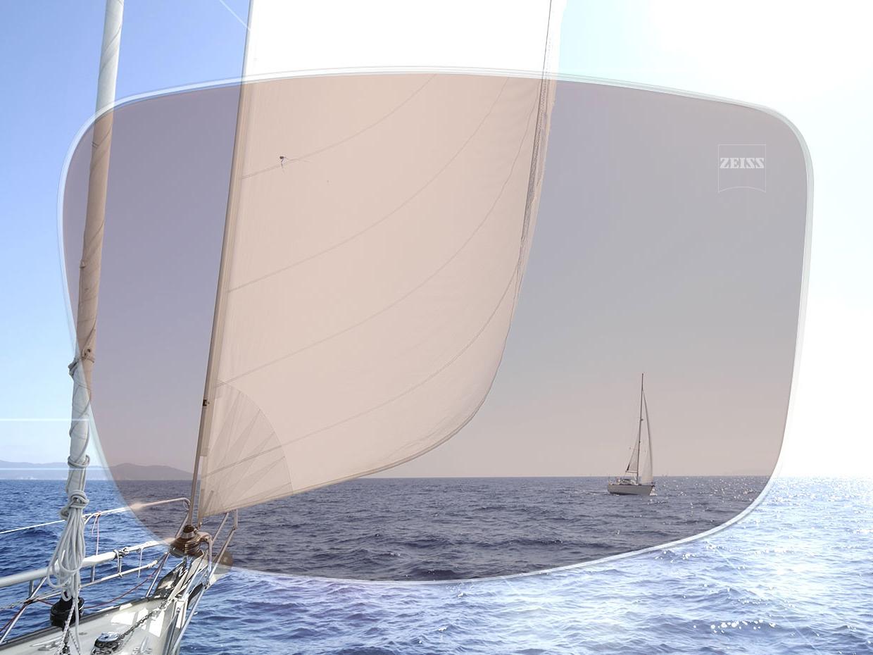 The image shows the view of an ocean through a polarised lens. Using a slider, you can compare the visual effect between the ZEISS solution and regular lenses.