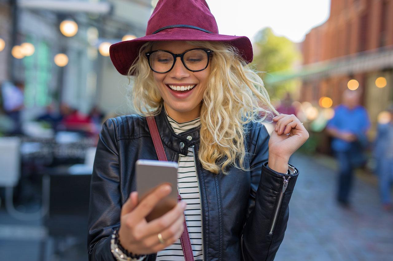 Clear spectacle lenses with a blue light filter