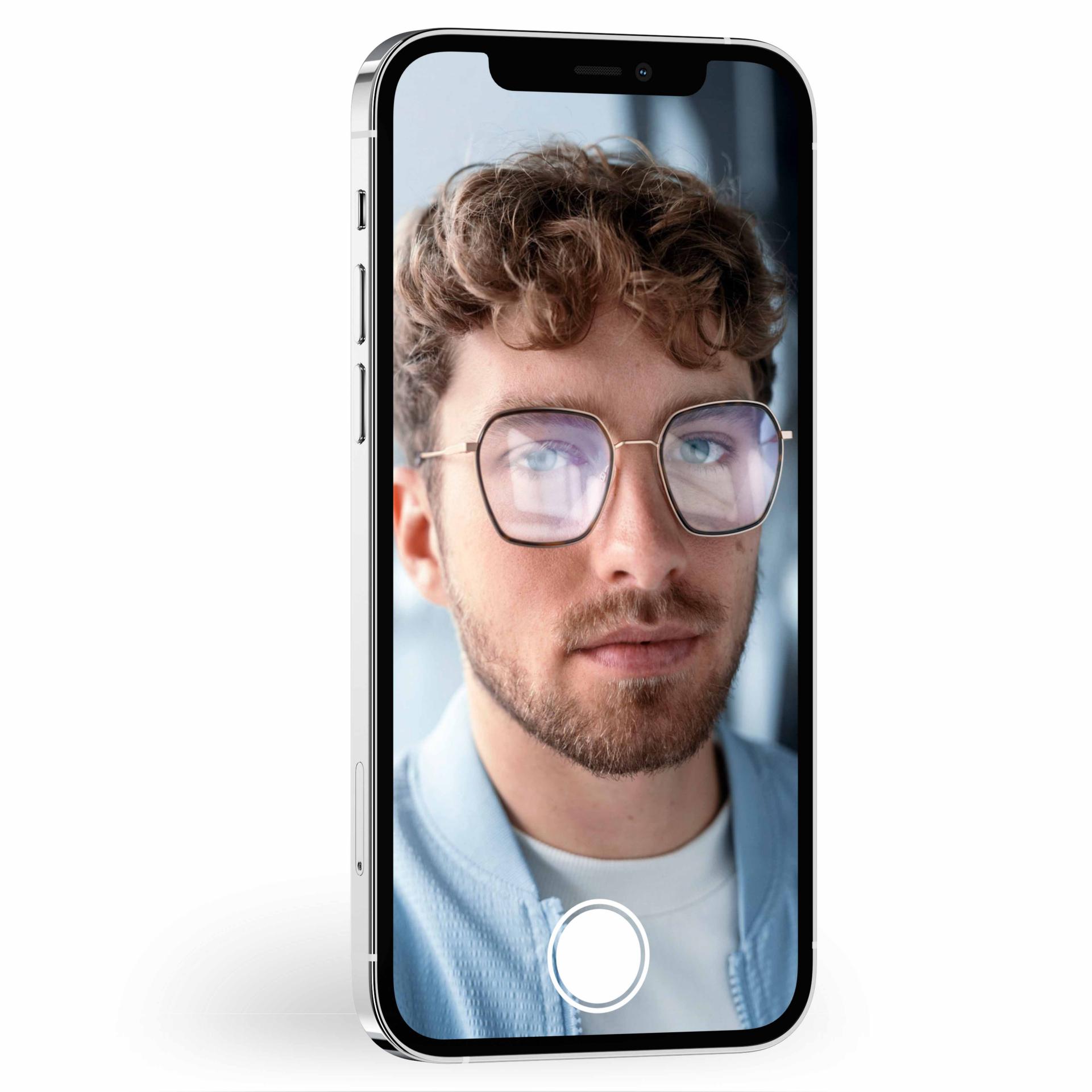 A picture with a slider showing a person wearing glasses. When you move the slider, you can see that ZEISS lenses with DuraVision coating are much less reflective.