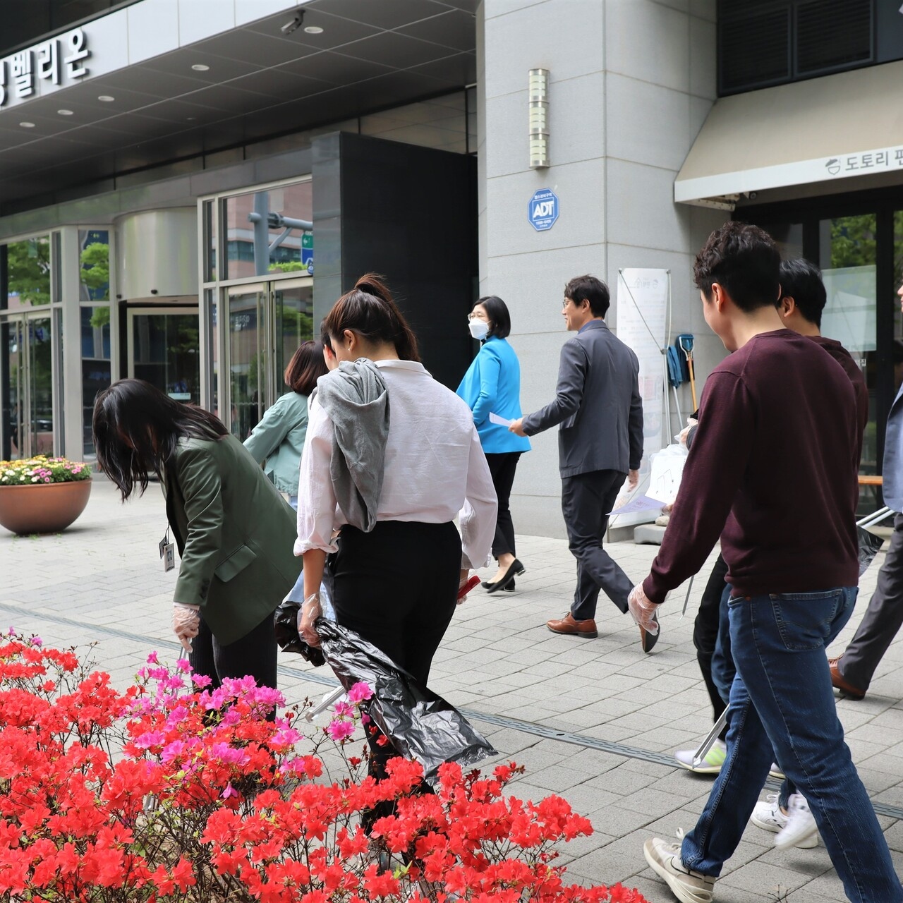ZEISS employees in Korea picking up litter on earth day