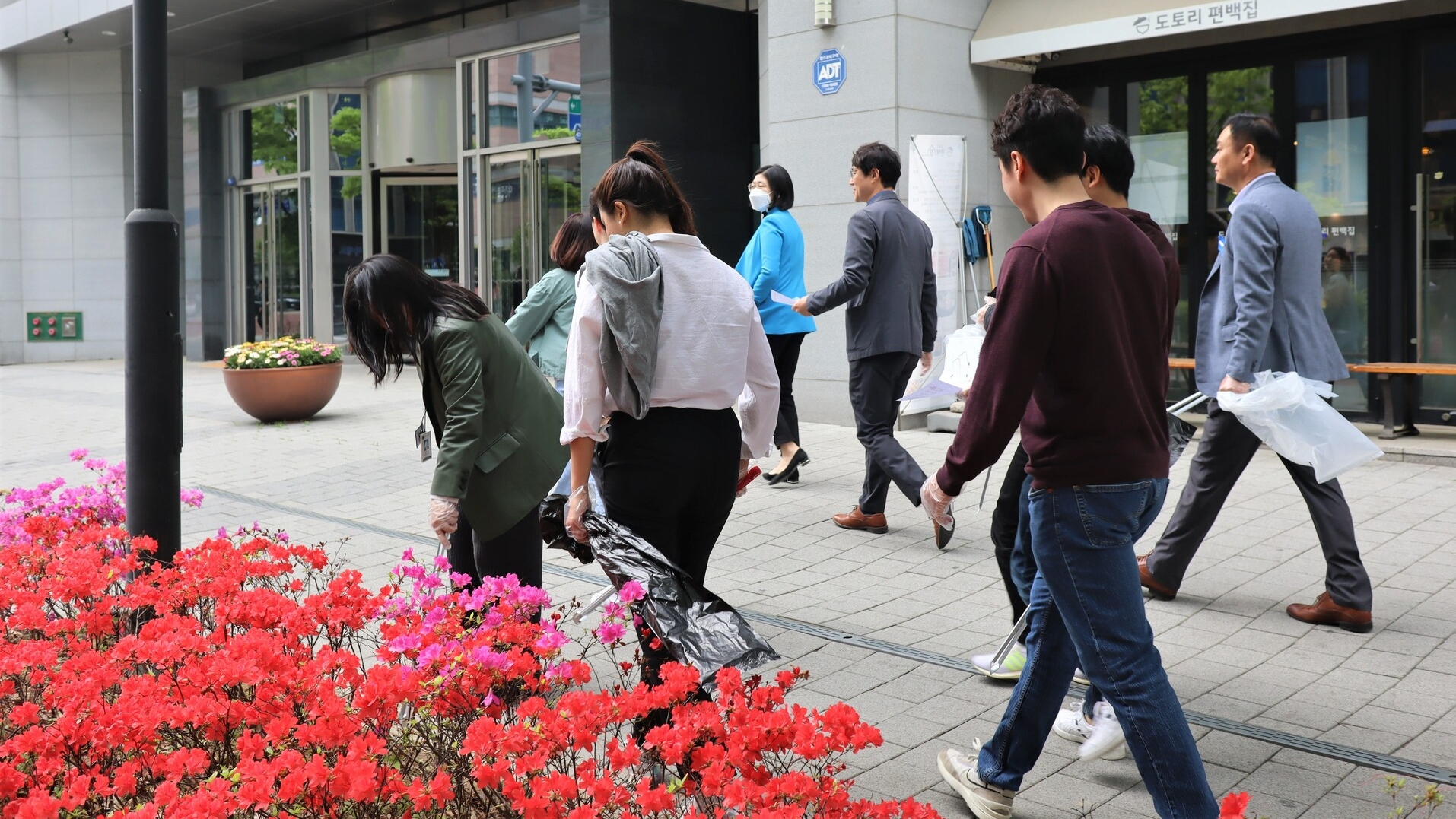 ZEISS employees in Korea picking up litter on earth day