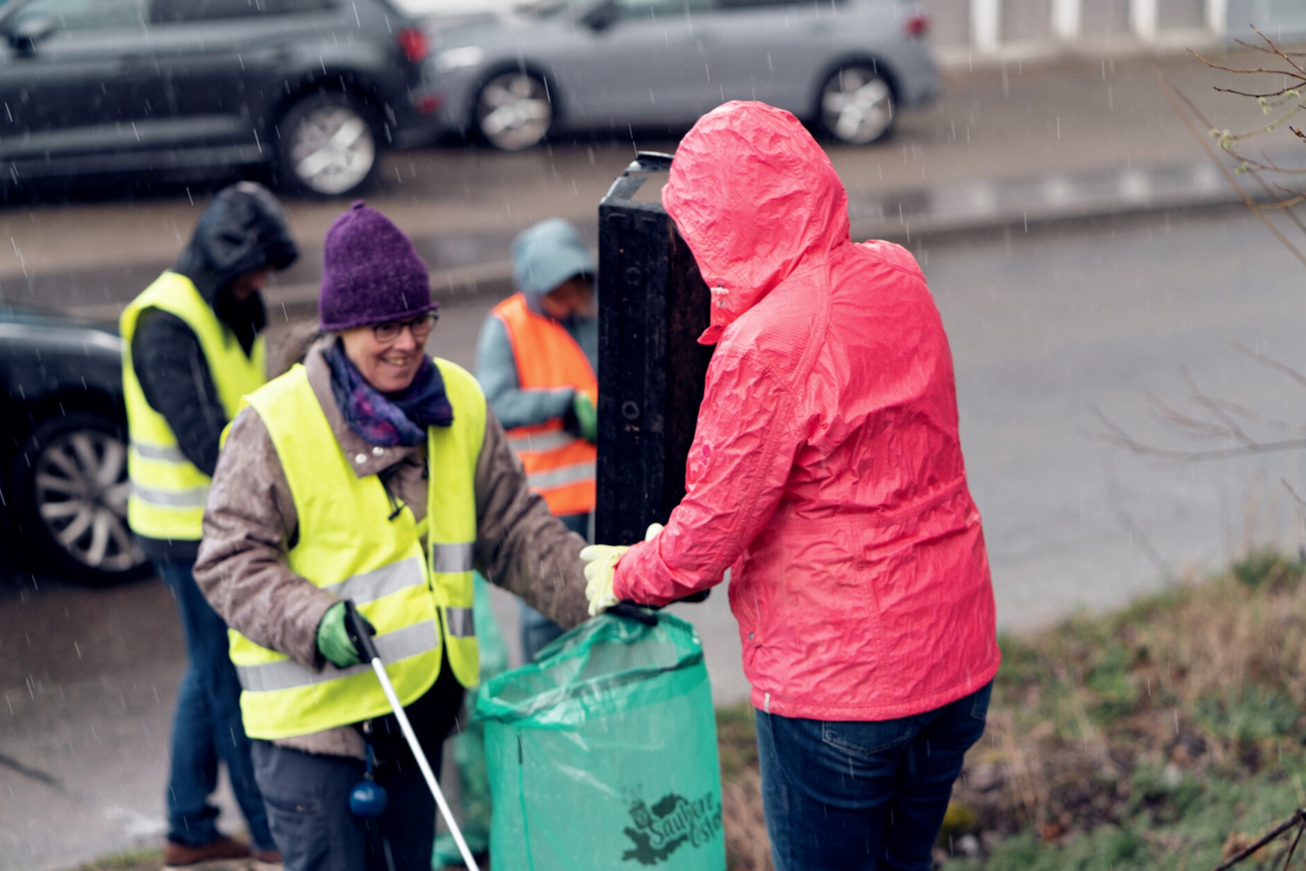 ZEISS employees picking up litter on earth day