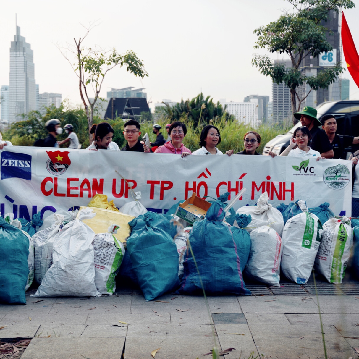 ZEISS employees in Vietnam (Ho Chi Minh & Hanoi) picking up litter on earth day