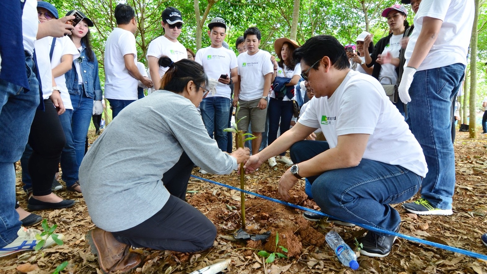 ZEISS colleagues planting a tree in Thailand’s third largest national park, Khao Yai