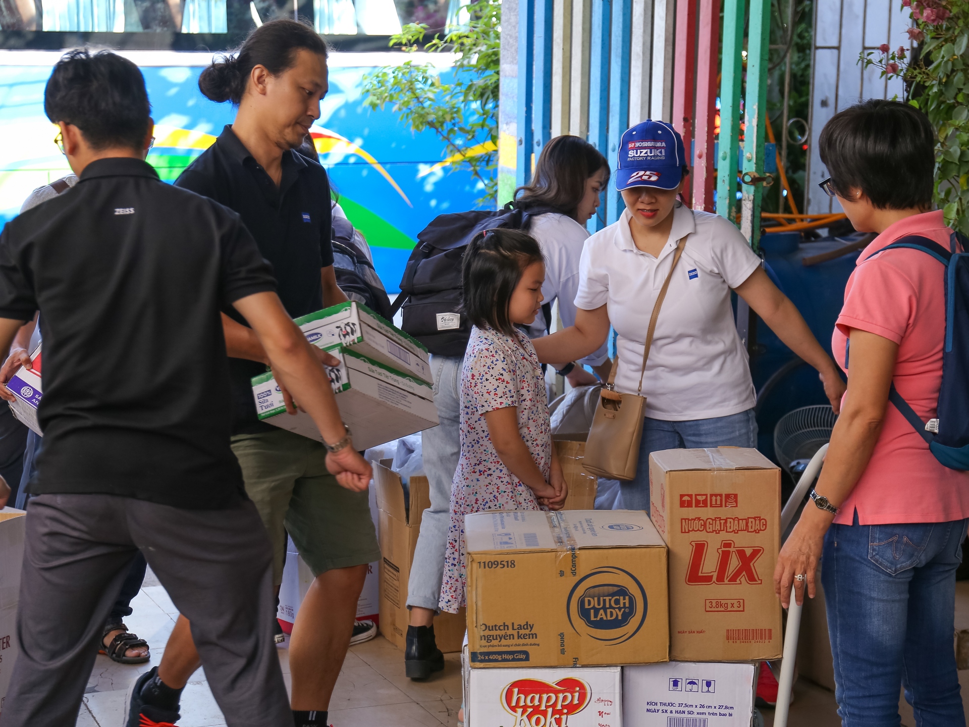 ZEISS Vietnam employees delivering donation boxes to children in Mai Am Be Tho